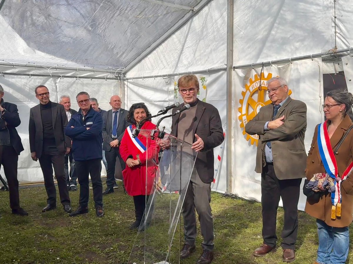 J’ai eu le plaisir d’inaugurer cette 20ème édition de la « Fête des Plantes » au château de Cheverny en Loir-et-Cher. 🌱 L’occasion de discuter avec de nombreux habitants du Loir-et-Cher. Un événement placé sous le signe de la solidarité et qui permet à plus de 10 000 personnes…