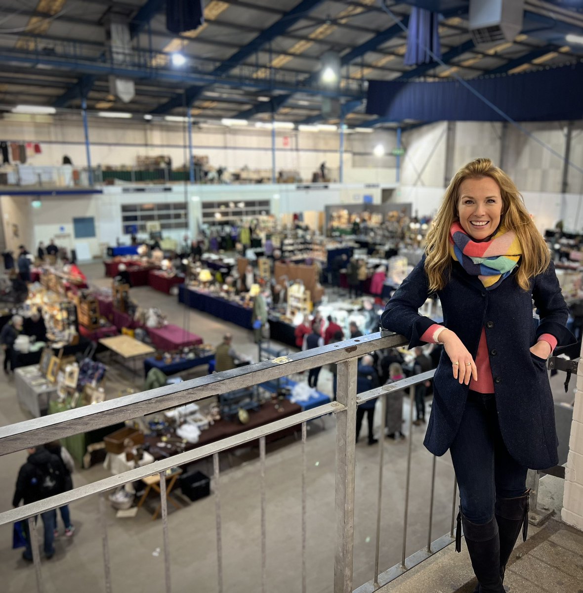 Very busy but great fun day filming @BBCBargainHunt @IACFAntiqueFair #SheptonMallet ❤️💙