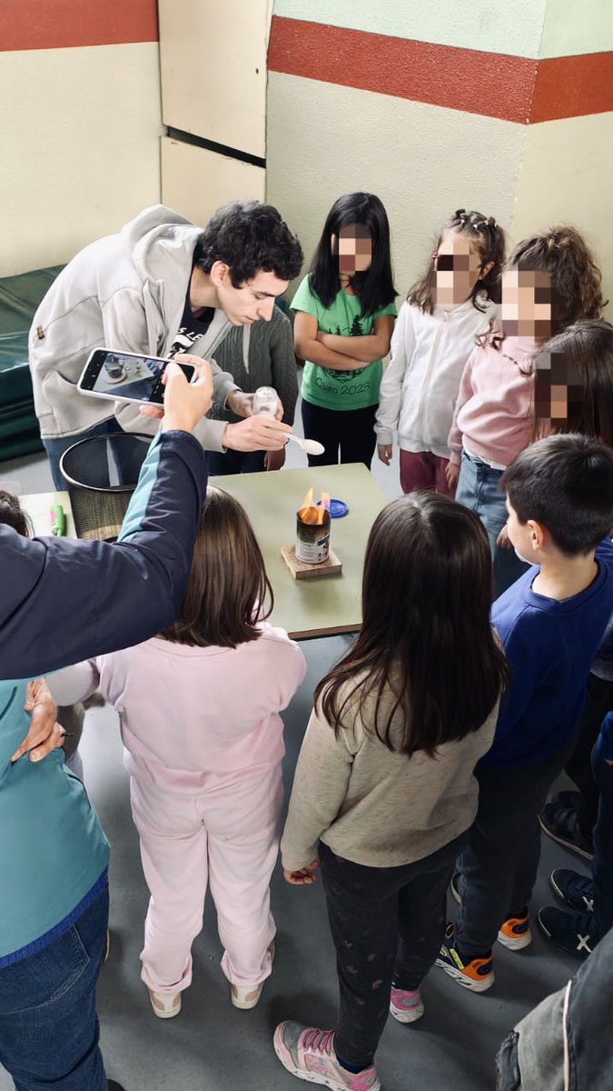 Hoy os traemos las fotos del taller de experimentos organizado en el CEIP Gonzalo de Berceo. En él, los alumnos de primaria pudieron disfrutar del lado más divertido de la física.