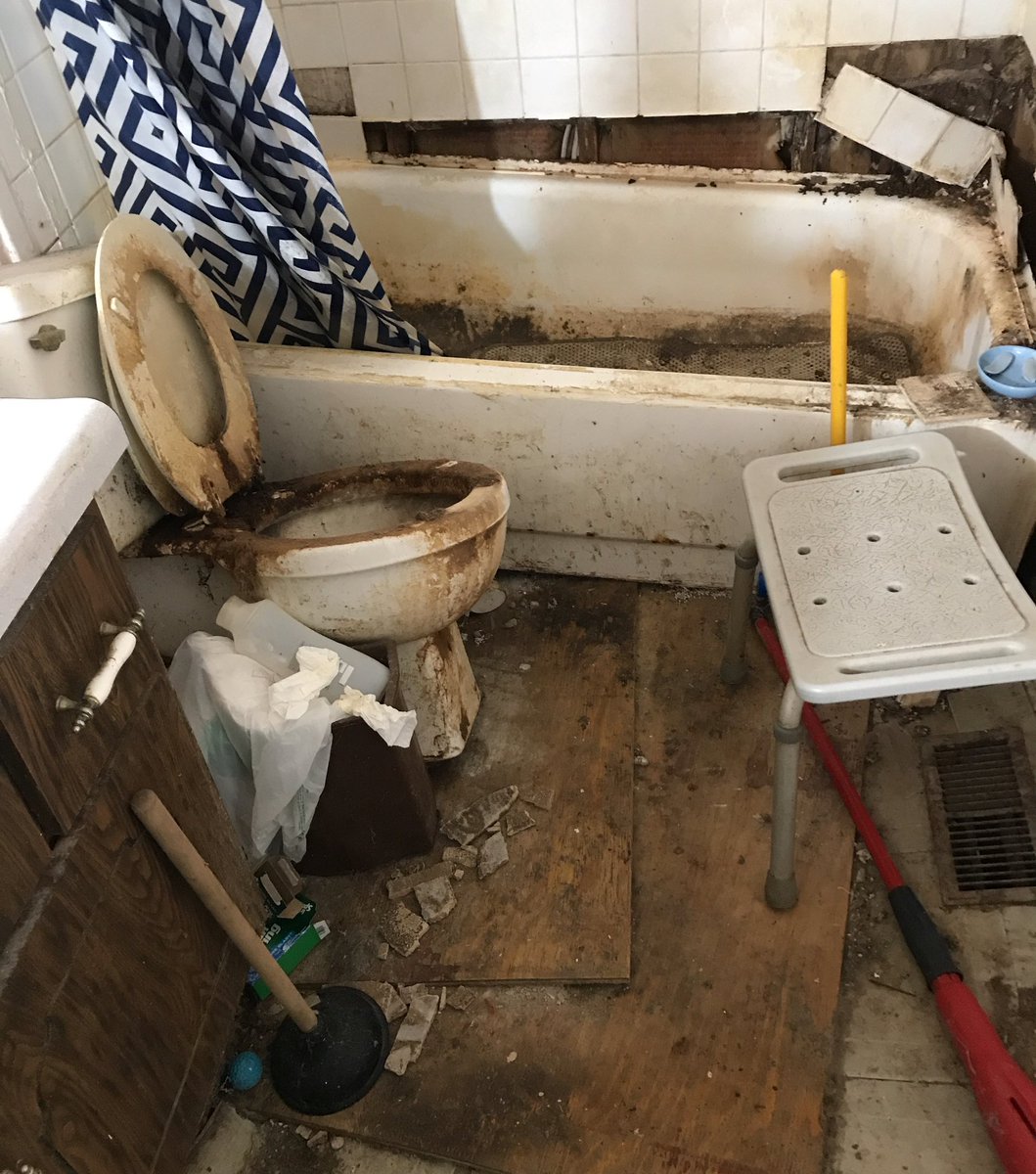 JeppsenJonny's tweet image. So you want to be in Home
Services?
They print money, right?

Here’s the DIRTY truth.
Most people keep nasty disgusting houses.
They are not clean, neat or tidy.
This pic is of an actual bath I looked at.
This house was in a good neighborhood and looked normal from the outside.…