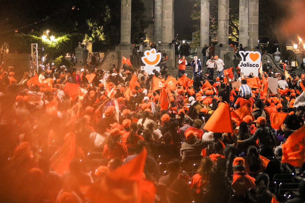 AlbertoEsquerG's tweet photo. La alegría y el deseo de un mejor futuro caracterizan a Movimiento Ciudadano, por eso me enorgullece formar parte de este equipo y compartir ideales con hombres y mujeres trabajadoras e incansables. 

Con su ayuda, lograremos llegar al Senado y #DaremosMás por Jalisco. 🧡 https://t.co/8fciStoQR3