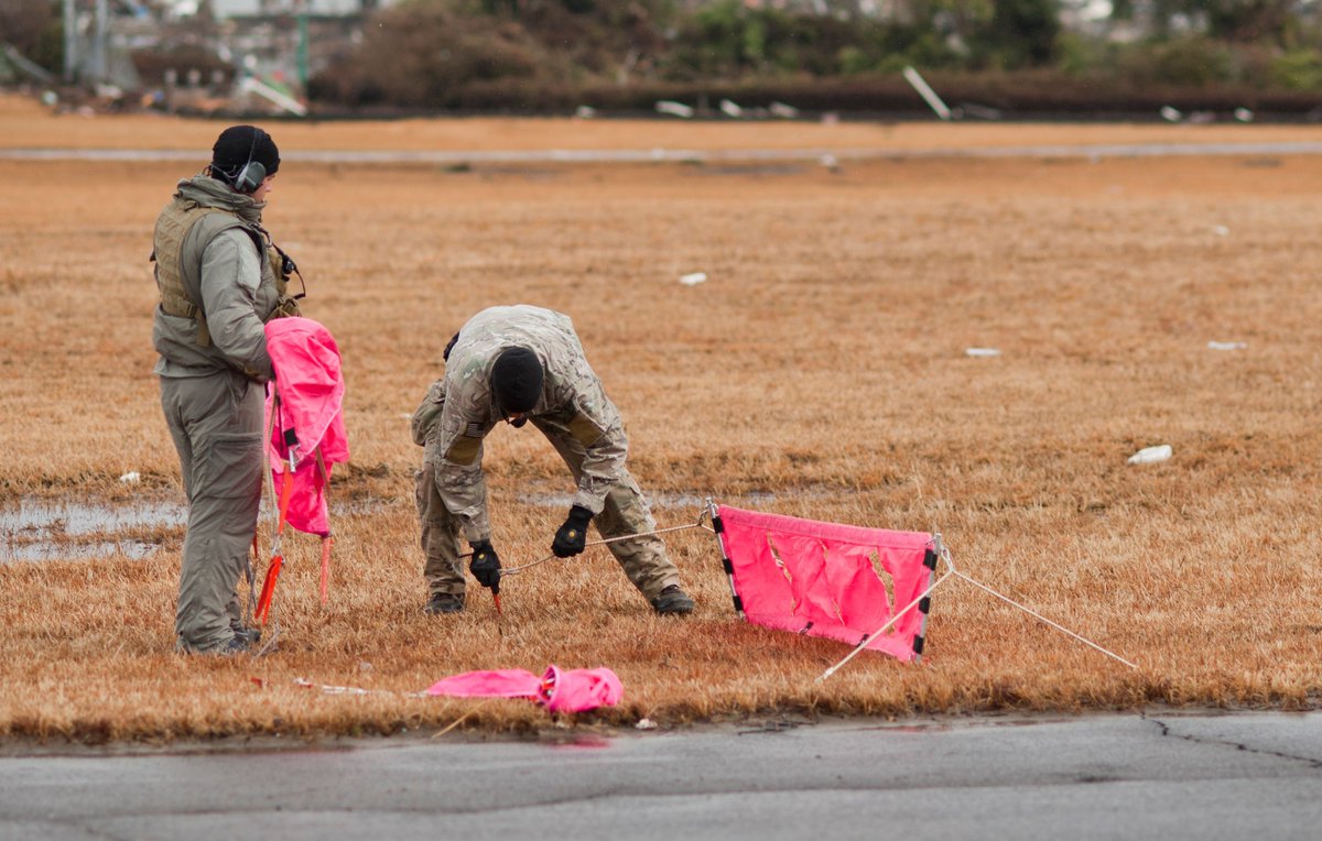CombatControlFn's tweet photo. #CombatControl History | 16 MAR 2011 | Operation #Tomodachi 
#USAF #CombatControllers from the 320th Special Tactics Squadron deployed to Sendai Airport, Japan setting up flight line markers &amp; assessing the runway for safe aircraft landings. https://t.co/7NxjeTKfMa