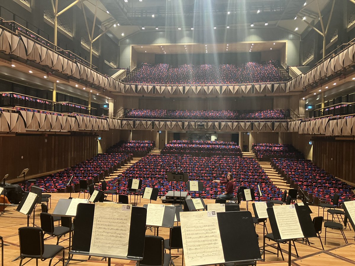 Stage is set! Ready for our rehearsal with @HilaryJCampbell . The stall seats will be filled this evening! Still some tickets available in the top tier bristolbeacon.org/whats-on/brist…