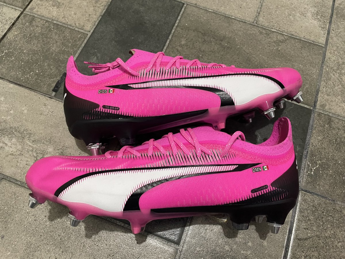 TachoMexTc's tweet photo. Un placer #entintardemagia y #modificar la suela de #fg a #sg en los @PUMAmexico #pumaultra de @luisreyes_14 , hermano muchas gracias por confiar en #tachomex #tucalzadonuestrapasion #custom #puma #ultra https://t.co/jJ7K4VMplf
