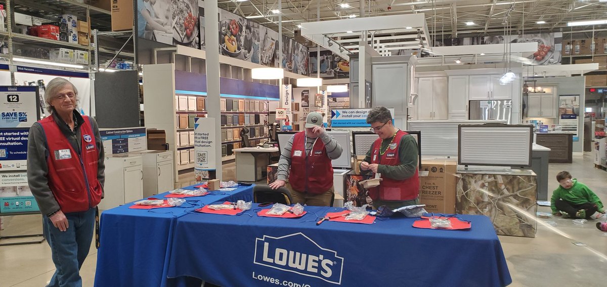 Rubbermaid Power Scrubber demo and the kids clinic are going strong at 0471! #R1DEMOS