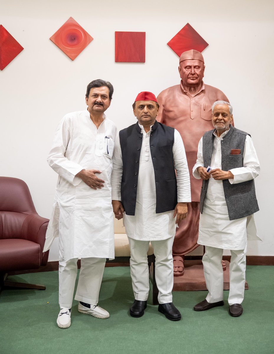 समाजवादी पार्टी की नीतियों एवं राष्ट्रीय अध्यक्ष एवं पूर्व मुख्यमंत्री श्री अखिलेश यादव के नेतृत्व पर आस्था जताते हुए रक्षा मंत्रालय के सेवानिवृत्त अधिकारी सहित राष्ट्रीय लोक दल के कई प्रमुख नेताओं और बहुजन समाज पार्टी के पूर्व विधायक ने समाजवादी पार्टी की सदस्यता ग्रहण कर ली है।