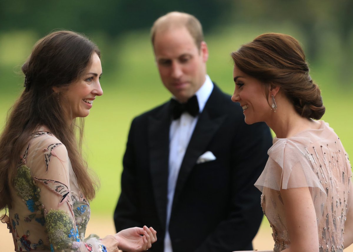 RubenPrez's tweet photo. La verdad que esta trama está como para que resuciten The Crown por lo menos dos temporadas más, y como ya estamos en estas (cdlr) vamos con la última versión:

Rose (Marquesa y no de chocolate) vecina y amiga cercana de los príncipes, tiene un romance de años con Williams. Tuvo gemelos de él, que son mayores que el heredero oficial George (hijo mayor con Kate). A Rose la casan con un Marqués cercano a la familia real (que además se dice es gay) para tapar el escándalo. No ayuda que según las fechas los gemelos serían que si cuatromesinos? Y todo empeora el cuento porque al bebé que pesó mas al nacer le han dado un título real (según las reglas de sucesión, es así que se determina el heredero cuando son gemelos).

Ni Bridgerton se atrevió a tanto!