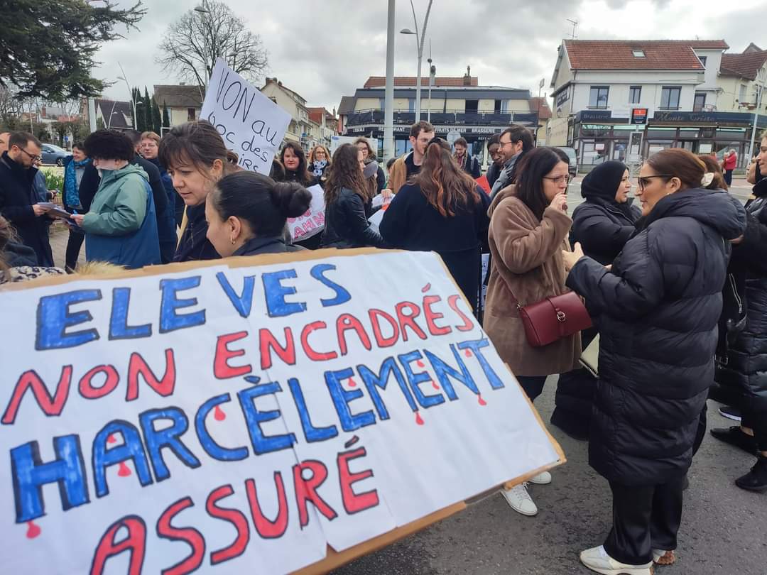 [ÉDUCATION]

📢 Moyens amputés, jeunesse sacrifiée : les élus de Fleury et Ste-Geneviève soutiennent les enseignants des 3 collèges qui réclament de vrais moyens pour leurs établissements.

#revendications #grève #collège #dhg <a href="/CorzaniOlivier/">Corzani Olivier</a> #fleurymaville #fleurymerogis