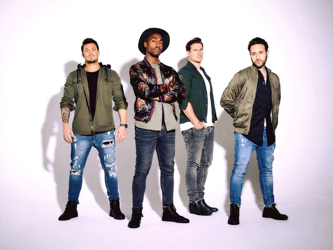 DunkJamesItaly's tweet photo. #officialblue #Onelove💙 #umakemewanna #duncanjames #simonwebbe #antonycosta #leeryan #photorandom https://t.co/k2TieJhzbo