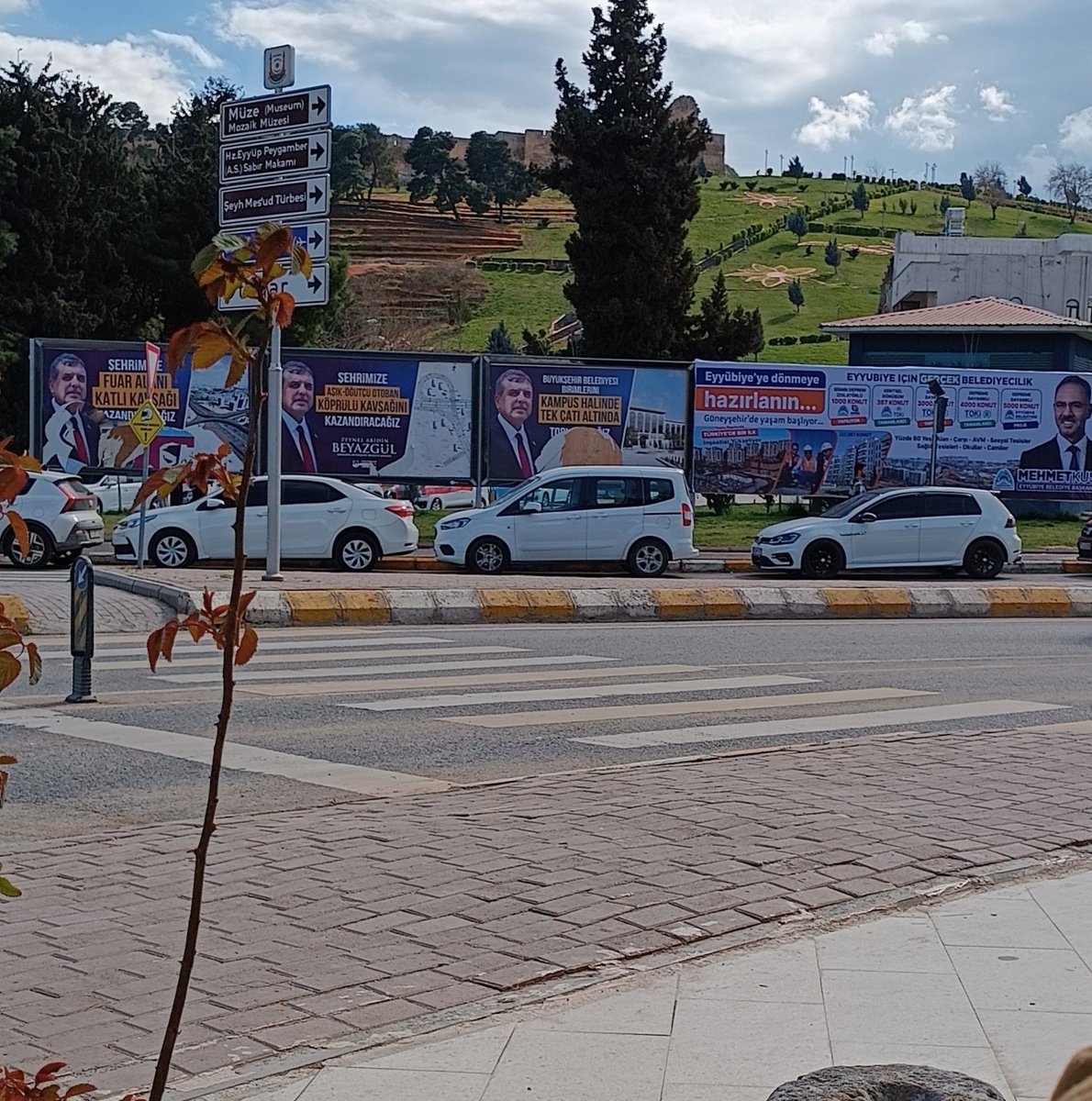 Akdemir1Suphi's tweet photo. Burası Balıklıgöl kale eteği alt kısmında daki bilbortlarin çirkin bir görüntü vermekte bir an önce kaldırılmalı https://t.co/jEW3JtHO7I