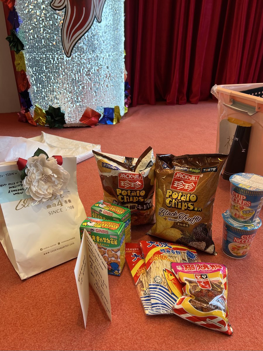 For Yerin Fanmeeting in Macau, other than the special photo frame, we (@smile_of_yerin & @doubles9598) have also prepared some snacks and food from Hong Kong for Yerin ! Congratulations on another successful fanmeeting 🥰 @YERIN_OFFICIAL_ #예린