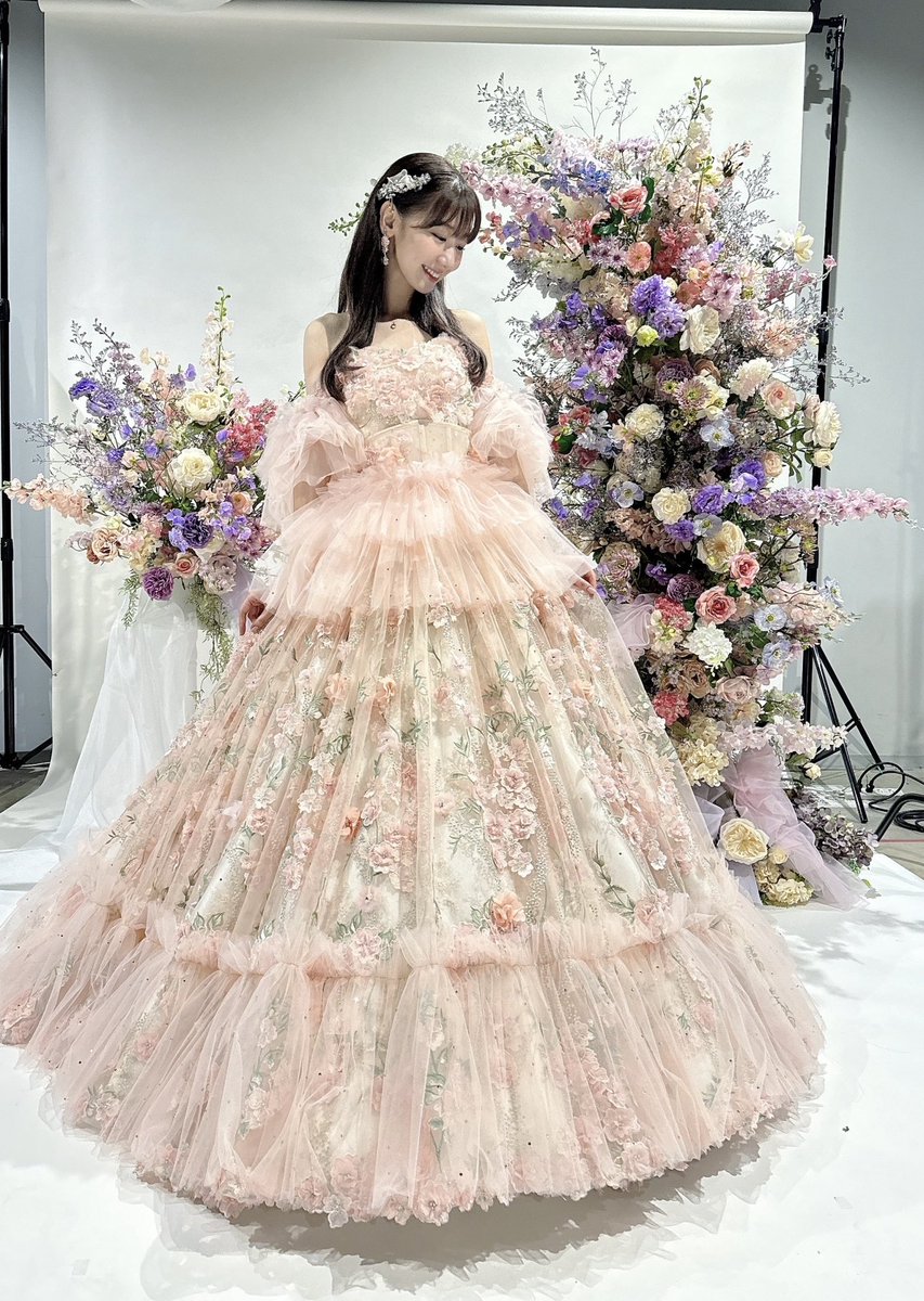 shinobukayano's tweet photo. そこにいるだけで明るく花が咲いた様な存在のゆきりんには花の卒業ドレスにしようと随分前から決めてました😌
だからカラコンウインクの衣装もジャケ写もMVもセットも全部花がモチーフでした。全てはゆきりんの最後のドレスが始まりです。
ゆきりん本当にありがとう☺️卒業おめでとう！
#柏木由紀卒コン https://t.co/ry1zU7FJTp
