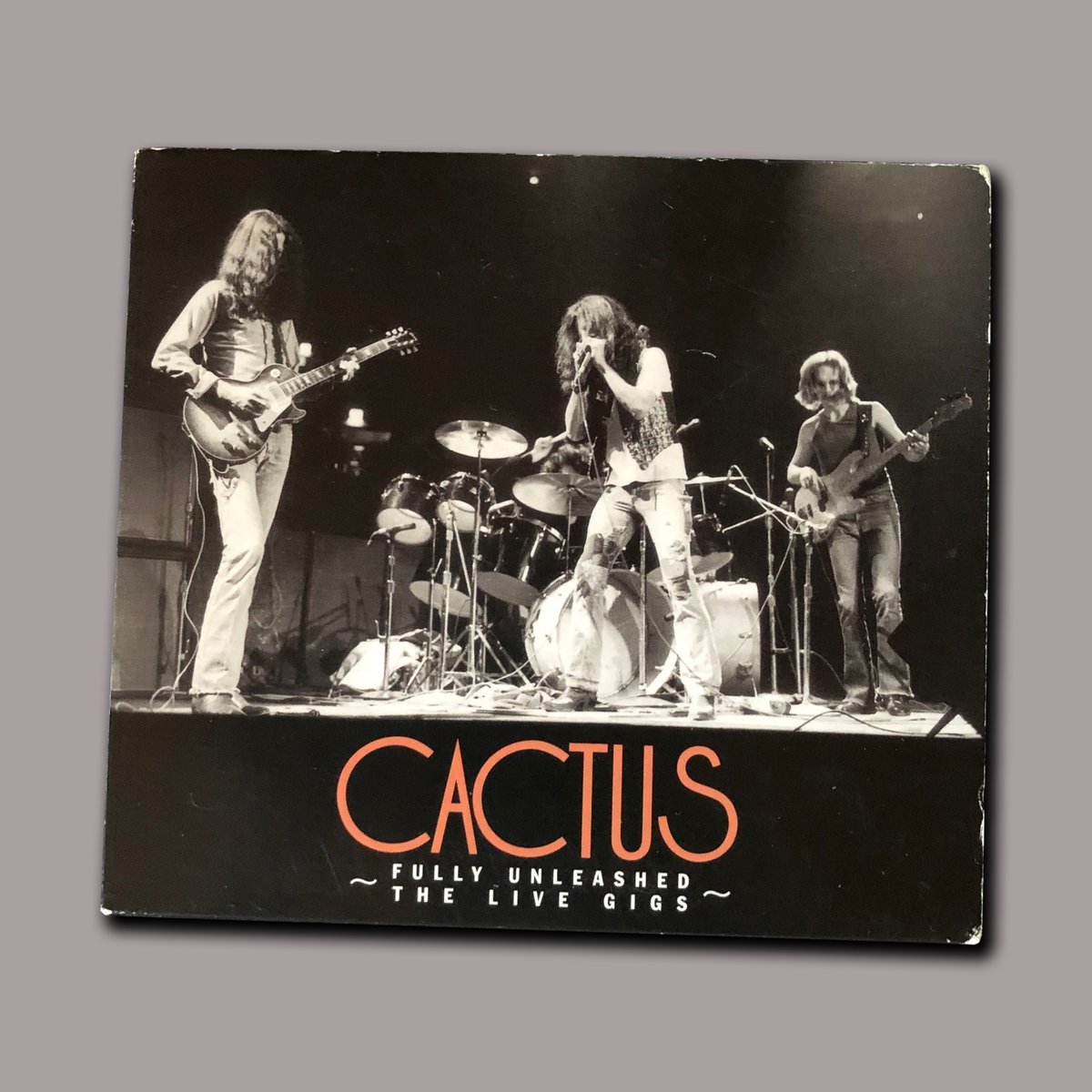 EditionsLayeur's tweet photo. L'album du jour 🎵

Avec #JimMcCarty, en version #Cactus. 
Live c'est une faramineuse machine #boogie avec Jim McCarty en guitar hero parfois un peu bavard mais terriblement efficace soutenu par  #TimBogert et #CarmineAppice.

A retrouver dans #Rock #Vinyls ! 📚

#Album https://t.co/BgJyJetZg8