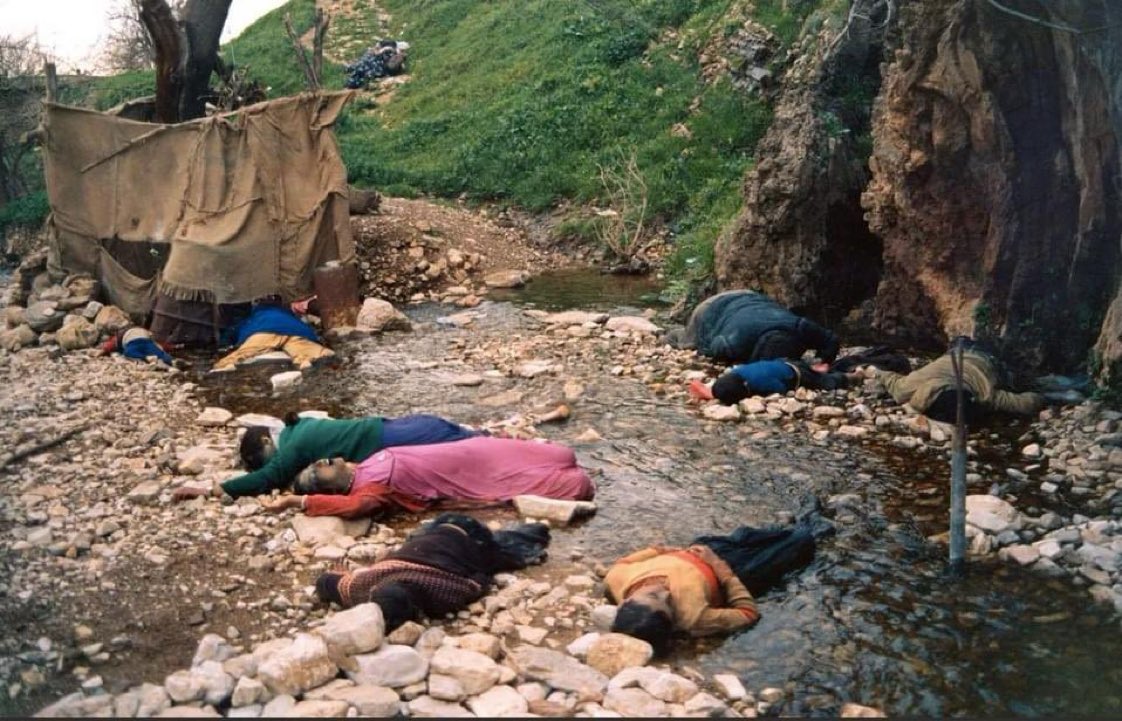 'Es roch nach süßen Äpfeln' Heute vor 36 Jahren, am 16. März 1988, fand der irakische Giftgasangriff auf die kurdische Stadt #Halabja statt. 5.000 qualvoll Erstickte im Gas, über 10.000 Schwerverletzte. Folge: Hohe Kindersterblichkeit, Leukämie- und Hautkrebsraten. #NeverForget