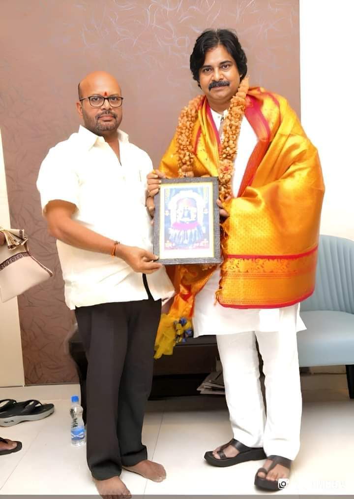 Ewjanasainyam's tweet photo. మంగళగిరి జనసేన పార్టీ ఆఫీస్ లో జనసేన పార్టీ అధ్యక్షులు శ్రీ @PawanKalyan గారిని కలిసిన పిఠాపురం తెలుగుదేశం పార్టీ ఇంచార్జ్ svsn వర్మ🔥🔥✊✊✊. https://t.co/31wi6xrRXP