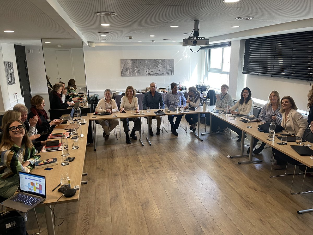 Hoy me incorporo oficialmente al patronato de <a href="/SaveChildrenEs/">Save the Children Es</a> 🥳

Nos hemos reunido en la oficina de Barcelona <a href="/SaveChildrenCat/">Save the Children Catalunya</a> y visitado la casa Barnahus de Vilanova i la Geltrú 🏡

Gràcies a la DGAIA de <a href="/dsocialscat/">Drets Socials i Inclusió</a> pel suport i la gran feina feta en matèria d’infància 👩‍👧‍👦
