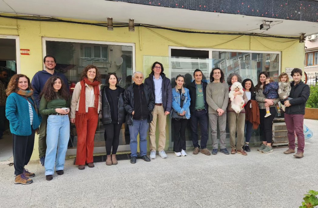 Caferağa muhtar adayı <a href="/sennazuzun/">Şennaz Uzun</a> dükkanımızı ziyaret etti. Caferağa'da sokak temsilcileri ve mahalle meclisi hedefinden bahsetti. Seçilmesi durumunda muhtarlığın kooperatifler gibi yerel örgütlenmeler için bir çatı olması konusunda çalışacağını iletti. Ziyareti için teşekkürler