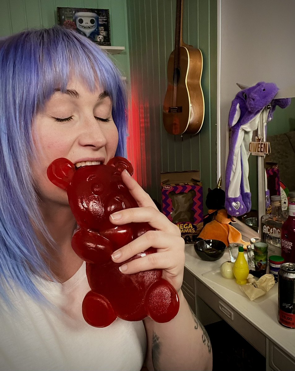 ladymarl3n3's tweet photo. MY FIRST SUBATHON AND THE BEAR IS GETTING SACRIFICED! How many subs will it take to eat the whole thing 👀 lot of incentives and milestones. Live at 4pm cet TODAY!  @kick https://t.co/mXk8e0PxIX