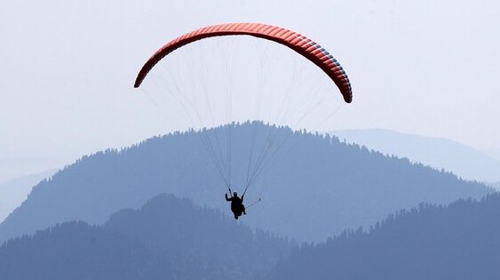 Radio1Rai's tweet photo. 🔵#Folgorato mentre faceva #parapendio. E' successo a Romano d'Ezzelino (Vicenza): un austrico è rimasto impigliato nei cavi dell'alta tensione, toccando però terra con parte del corpo, ricevendo così una scarica mortale. Intervenuti vigili del fuoco, carabinieri, 118. https://t.co/eQcXCXzP9a