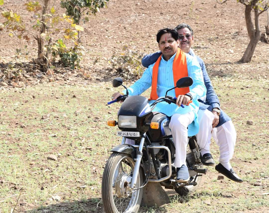 आज बड़वानी विधानसभा क्षेत्र में ग्राम अंबापानी में राज्यसभा सांसद श्री <a href="/DrSumerSolanki1/">Dr. Sumer Singh Solanki</a> जी के साथ दूरस्थ क्षेत्र में मोटरसाइकिल से भृमण कर  तालाब अथवा बैराज निर्माण हेतु स्थल का निरीक्षण किया।<a href="/narendramodi/">Narendra Modi</a>
<a href="/AmitShah/">Amit Shah</a> <a href="/ChouhanShivraj/">Shivraj Singh Chouhan</a> <a href="/DrMohanYadav51/">Dr Mohan Yadav</a> @KailashOnli <a href="/BJP4MP/">BJP Madhya Pradesh</a> <a href="/BJP4India/">BJP</a>