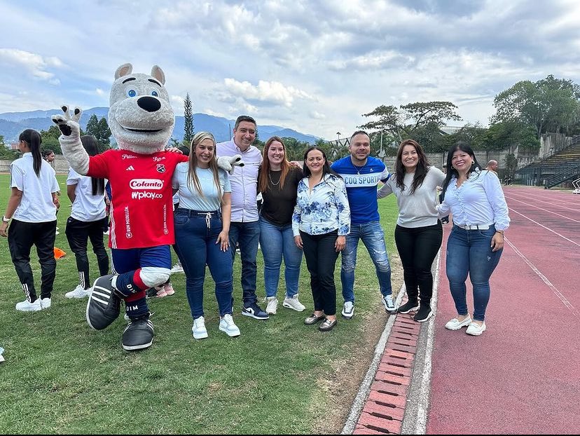 shirleyortizos2's tweet image. #itagüí Participamos en la entrega oficial de uniformes para las niñas de nuestra ciudad de Itagüi, en alianza de nuestra Administración Municipal y  el Deportivo Independiente Medellín “Equipo del Pueblo”.@AlcaldiaItagui @DIM_Oficial @DiegoTItagui