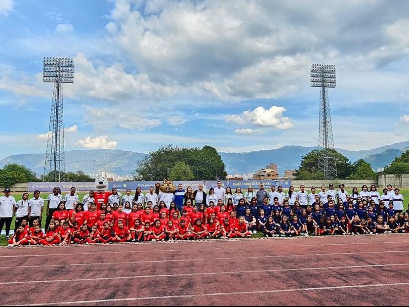 shirleyortizos2's tweet image. #itagüí Participamos en la entrega oficial de uniformes para las niñas de nuestra ciudad de Itagüi, en alianza de nuestra Administración Municipal y  el Deportivo Independiente Medellín “Equipo del Pueblo”.@AlcaldiaItagui @DIM_Oficial @DiegoTItagui