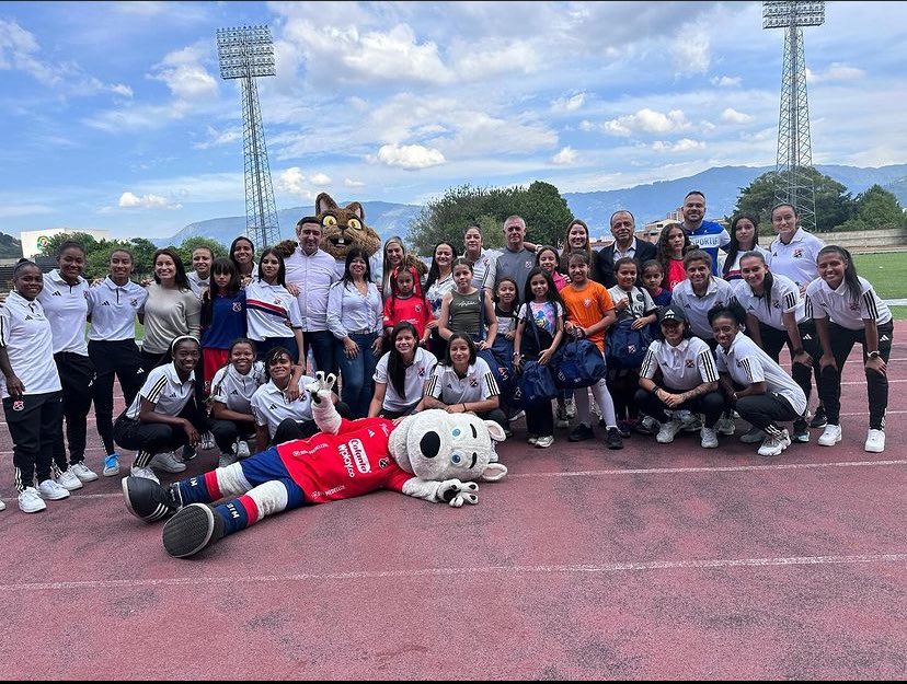 shirleyortizos2's tweet image. #itagüí Participamos en la entrega oficial de uniformes para las niñas de nuestra ciudad de Itagüi, en alianza de nuestra Administración Municipal y  el Deportivo Independiente Medellín “Equipo del Pueblo”.@AlcaldiaItagui @DIM_Oficial @DiegoTItagui