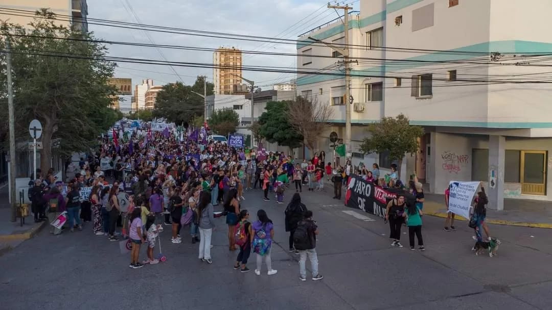 multivivas's tweet photo. Estuvimos ✊️
Estamos ✊️
Y vamos a seguir en las calles 🔥 💜 
#8M2024 
#Trelew https://t.co/1afekKFtHF