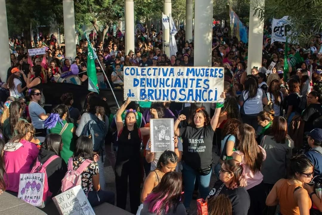 multivivas's tweet photo. Estuvimos ✊️
Estamos ✊️
Y vamos a seguir en las calles 🔥 💜 
#8M2024 
#Trelew https://t.co/1afekKFtHF