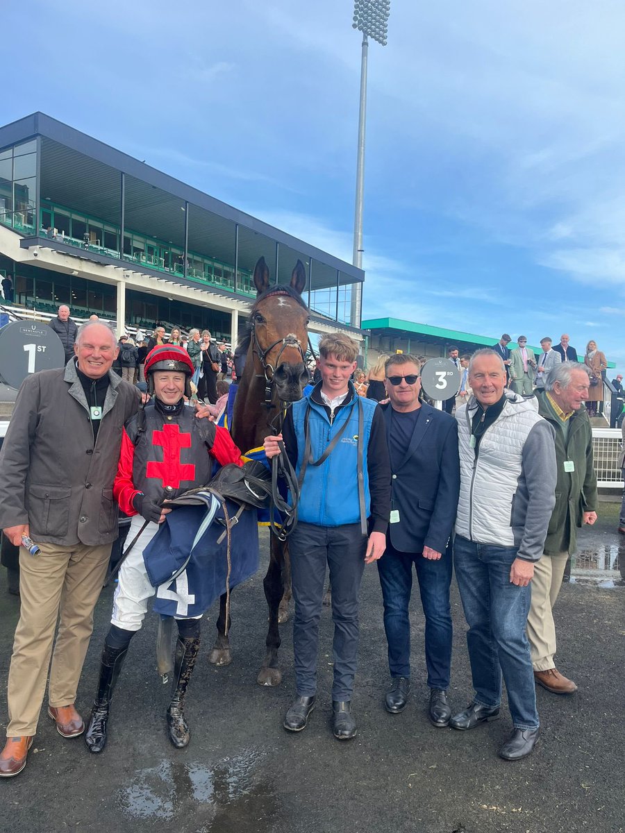 💥 Winner 💥 Trac given a lovely ride from @CoFarrell20 nice to have him back in the 🥇 spot for the team after his long time on the sidelines #TeamMH #Winners this horse though … 💙