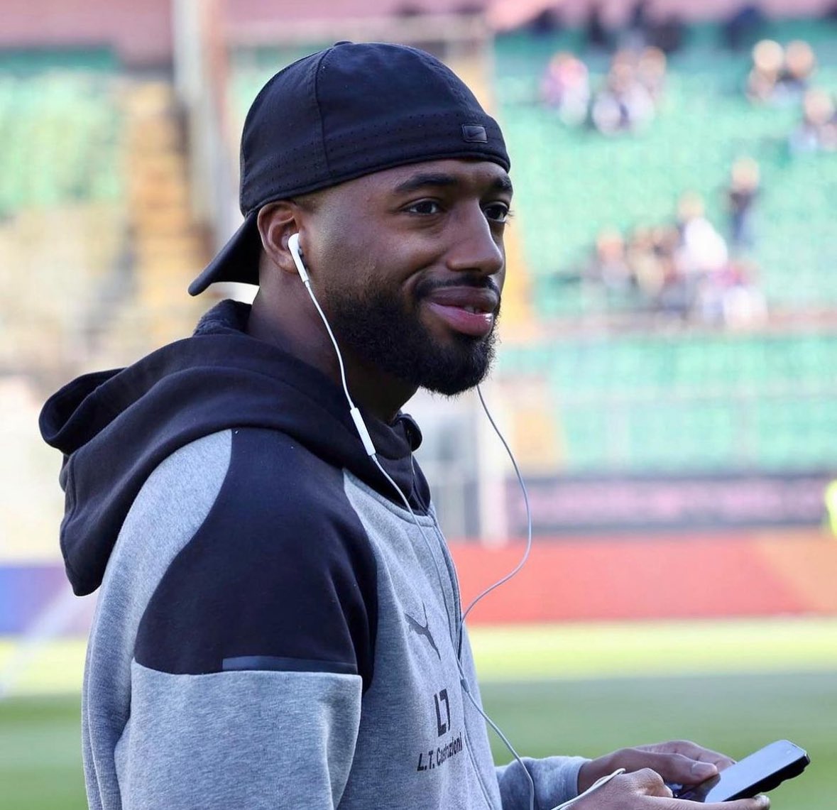 AiglesDuMali_'s tweet photo. 🗣️ Eric Chelle sur Salim Diakite (Palermo/Lateral ou central droit ) : 

« Salim je l’ai eu il y a 2-3 jours je voulais savoir si il voulait venir en sélection et il s’avère que sa fait 2 ans qu’il attend mon appel donc il était surpris et vraiment content (Rires).

On a appris tard la blessure de Konate donc si on arrive à régler les choses réglementairement il pourrait nous rejoindre » 🇲🇱