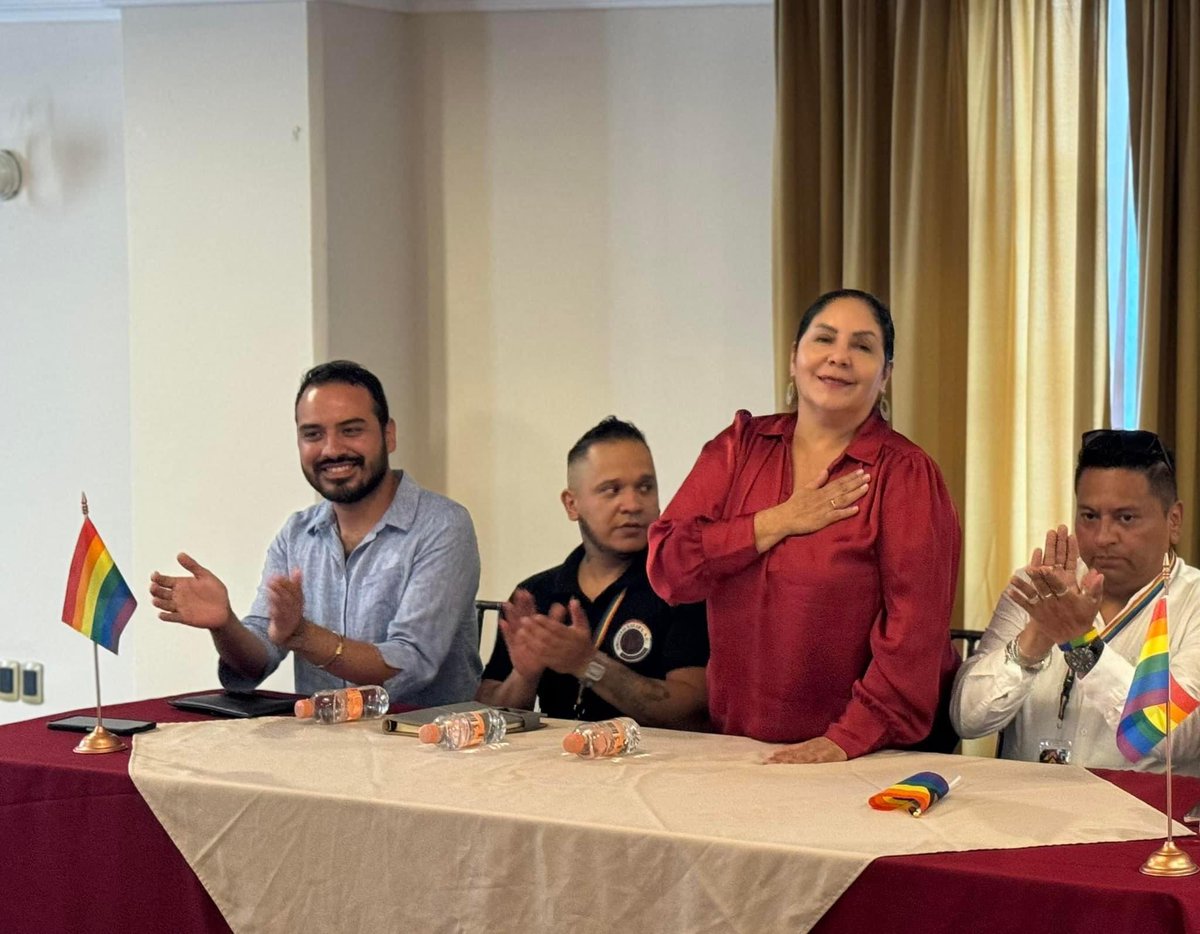 clautee's tweet photo. 🏳️‍🌈Vamos por el respeto absoluto a las diversas identidades de género, fomentando la inclusión y asegurando los derechos humanos para la población LGBTIQ+.🏳️‍⚧️

¡Veracruz es de todas, todos y todes!❤️

#VotaClaudiaTello
#ClaudiaTelloSenadora 
#Honestidad #Esperanza y #AmorAlPueblo https://t.co/neHfI2D1MO