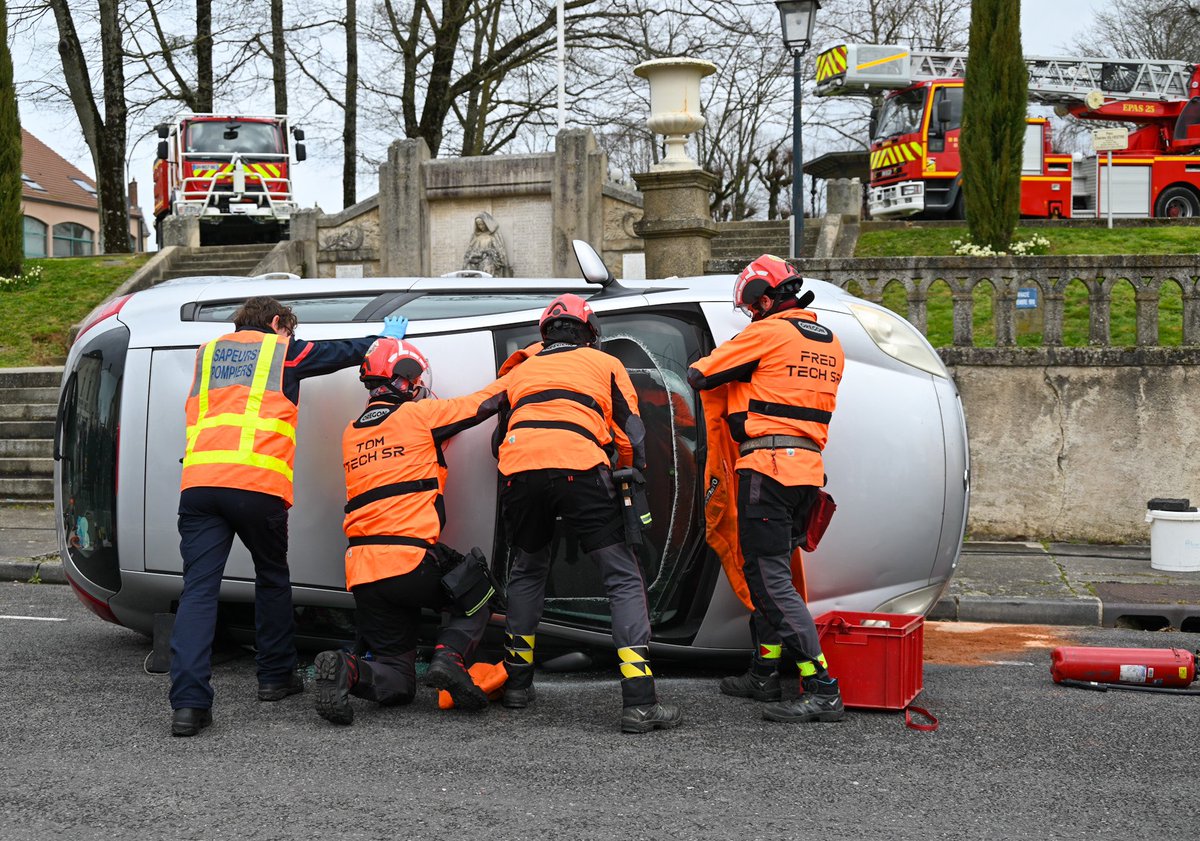 Sdis_87's tweet image. #URSPAL le congrès est aussi l’occasion d’échanger avec le public. Au programme : exposition des engins de #secours 🚒 du #CIS de #Bellac et manœuvres de l’équipe #87 du #SecoursRoutier 🚘👨🏻‍🚒🧑🏻‍🚒 @Udsp87
