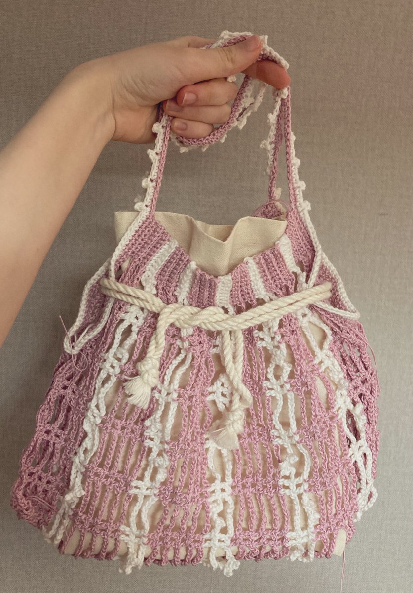 안 예쁠것 같아서 방치해둔 실이 이렇게 예쁜 네트백이 되었어요🥹💖!!!! 안에 스트링 파우치까지 넣어두니 완벽🥺🫶💗…