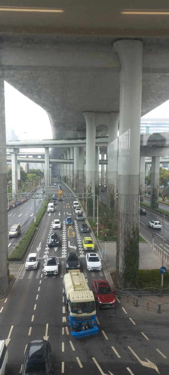 Os viadutos não pesam na paisagem urbana. Há uma arborização e um paisagísmo cuidadosamente elaborado.