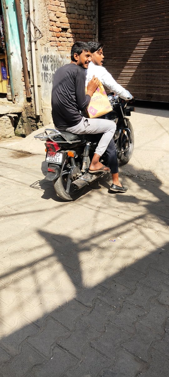 priyanshutalks's tweet photo. There were 4 people and they threatened me . https://t.co/KGu7oKUS6B