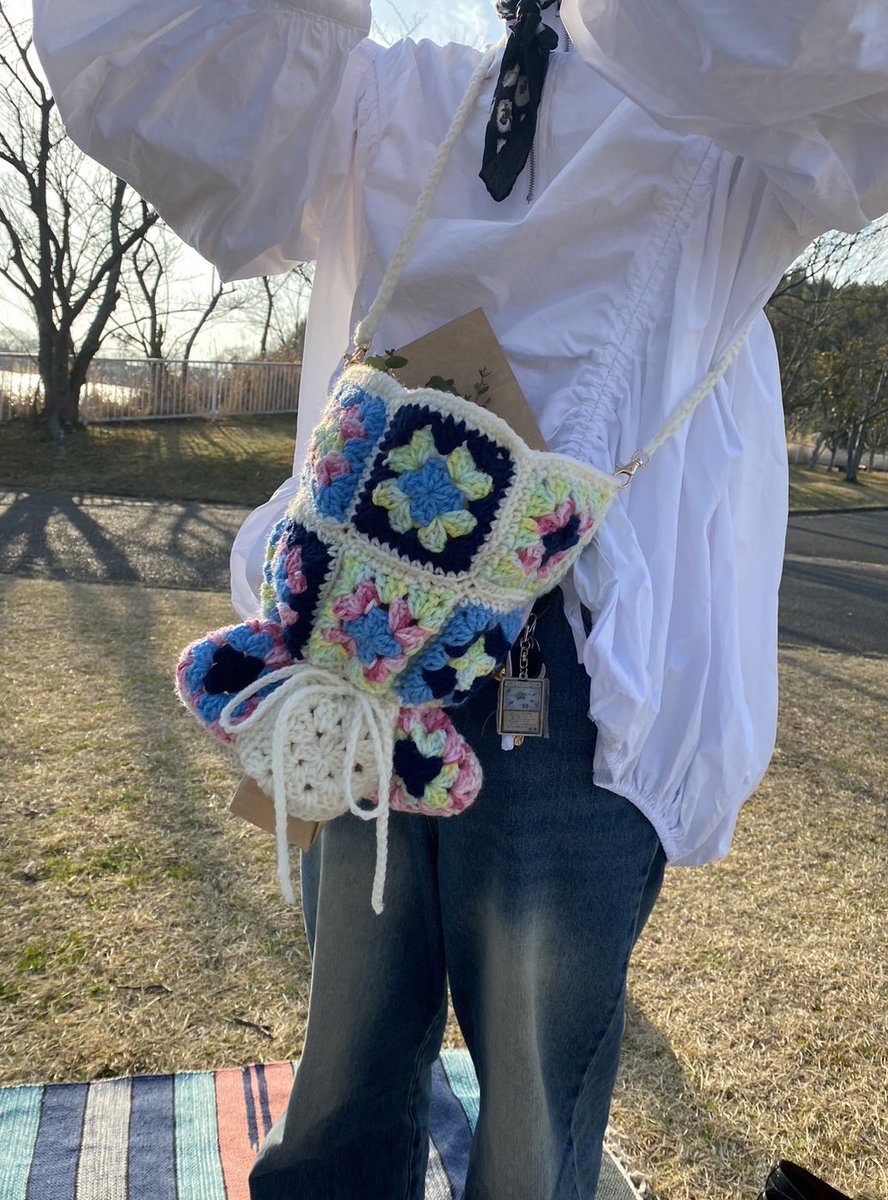 お花大好きな子に、お花を入れる用のバッグ作った、底から茎出せる、縛ると花束みたいな形になる( ◠‿◠ )