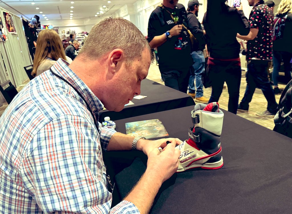 coolwatersprods's tweet photo. Amazing time at @DaysOfTheDead13! @ChristopherPHen from #Aliens signing and meeting the amazing fans alongside his sister @RealCarrieHenn! So good to see the love for this family! Come see them today and tomorrow! 👽😎 https://t.co/zNZEZ3ropG