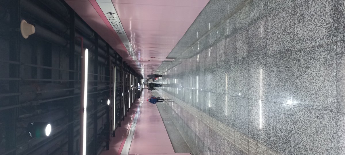 No ponto final da linha mais antiga de metrô, uma estação moderna, gigante, com vários acessos ao longo da calçada, para diluir a entrada dos usuários.