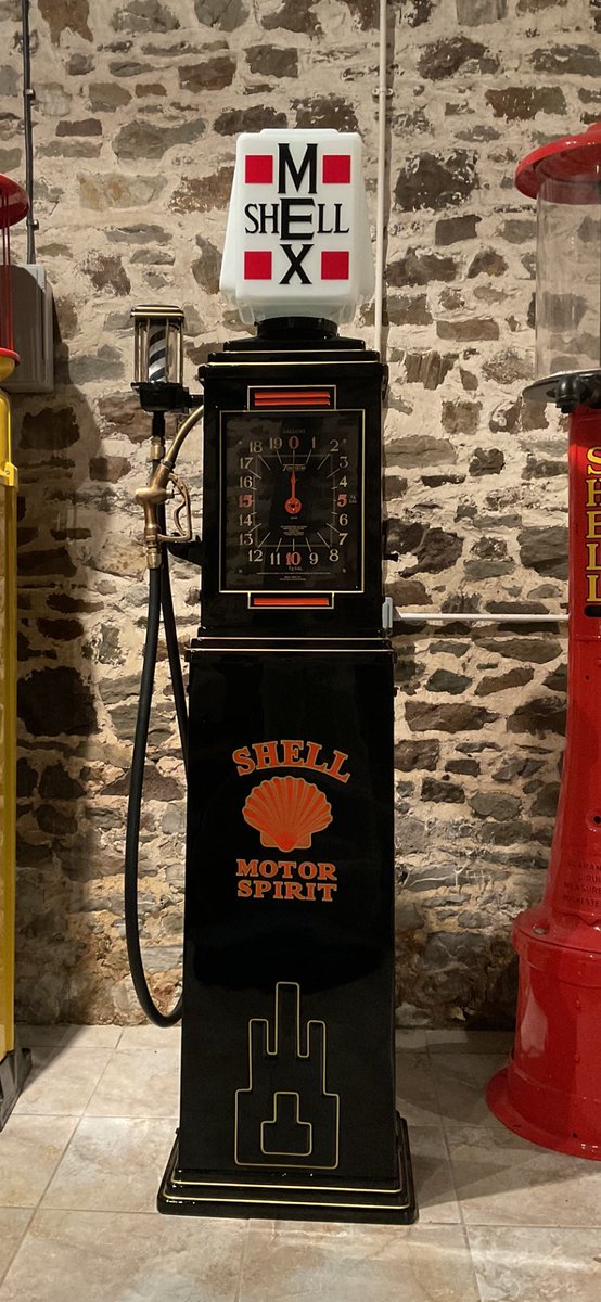 UKREST0RATI0N's tweet photo. #restorationproject #restoringpetrolpumps #vintagepetrolpumps #fullyrestoredpetrolpump #usagaspump #vintagegaspump #restoredvintagegaspump 
#shelloil #shelloilandgas #shellpetrol #shellmexglobe #blackandgold #glossblack #glossblackpaintjob #restoration #concourserestoration https://t.co/xn5FJpTH4v