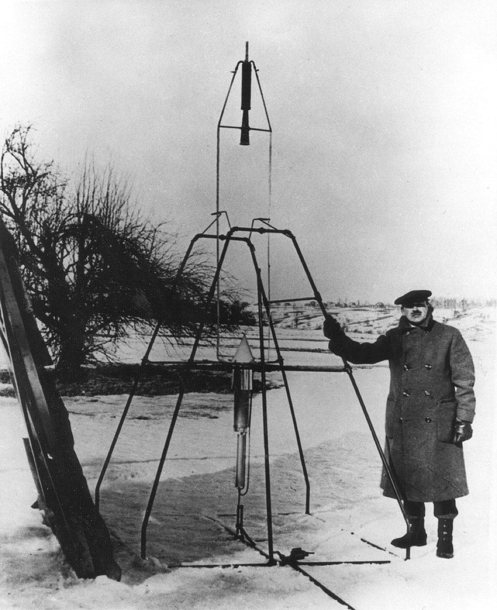 GlenGilmore's tweet image. March 16th, 1926 | Robert Goddard, considered father of #Rocketry, launches 1st liquid-fueled rocket 🚀 Auburn, MA.

(WWII, he volunteered his services for war effort.)

March 16, 1961, he was present for the dedication of @NASAGoddard #Space Flight Center 

ht @engineers_feed