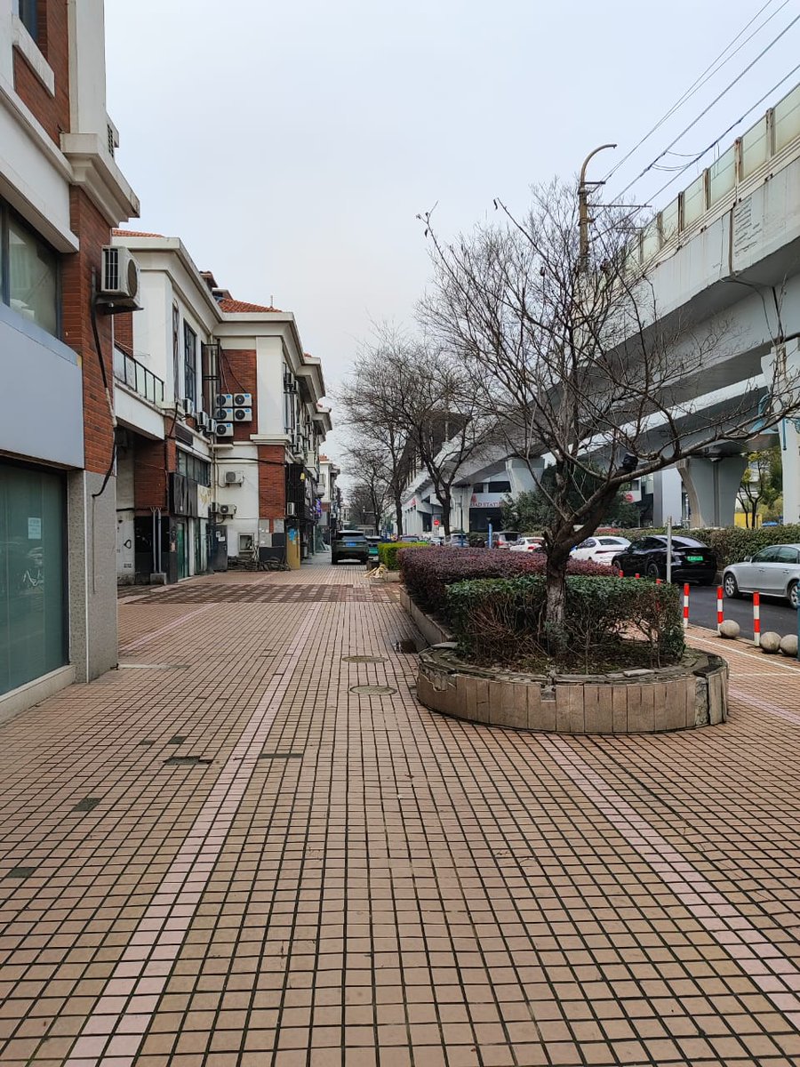 Estação perto das moradias, estacionamento das motocas, que complementam a gluidez do deslocamento urbano.