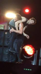 ziamsmiles1's tweet photo. I’ve seen this before somewhere #lukehemmings #ashtonirwin #5SOS #lashton https://t.co/4TgVpzX8PT