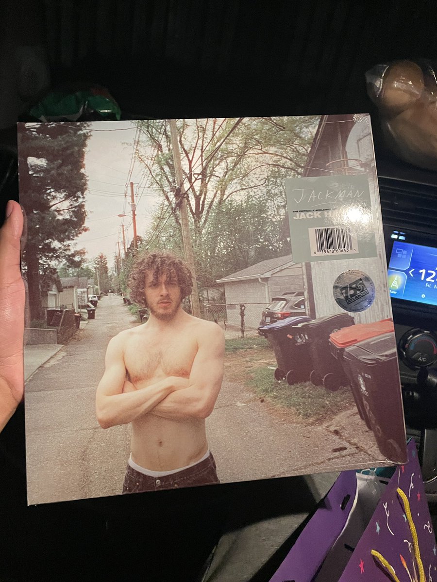 this was the best bday gift i could’ve asked for. my first vinyl and my favorite album. thank you @hai_ruba 🥰