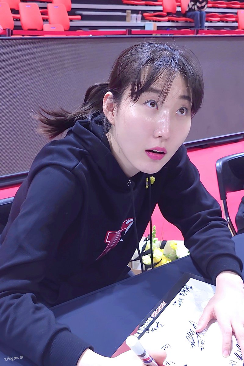 240316 #박정아 

나에게 남은건 ,,
수운하고 초딩같은 얼굴로 싸인해주는 박쩡아 뿐이다 (˘̩̩̩ヮ˘)