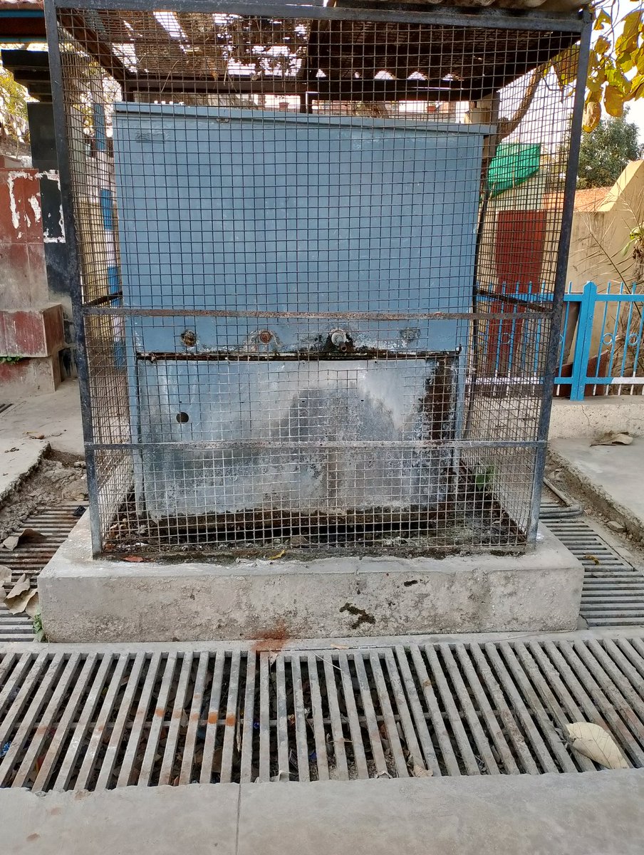 AwaneeshPandit's tweet photo. वाराणसी के  सारनाथ रेलवे स्टेशन पर पेय जल की कोई सुविधा नहीं है यात्री इस भीषण गर्मी में पानी के लिए बेहाल है ,एक वर्ष से यही हालात   है ,एक वैश्विक पर्यटक का केंद्र के इसके  दूरदसा का कौन है जिम्मेदार , कब होगा दुरुस्त   @narendramodi @RailMinIndia @myogioffice @varanasipolice https://t.co/xLEGcYupEF