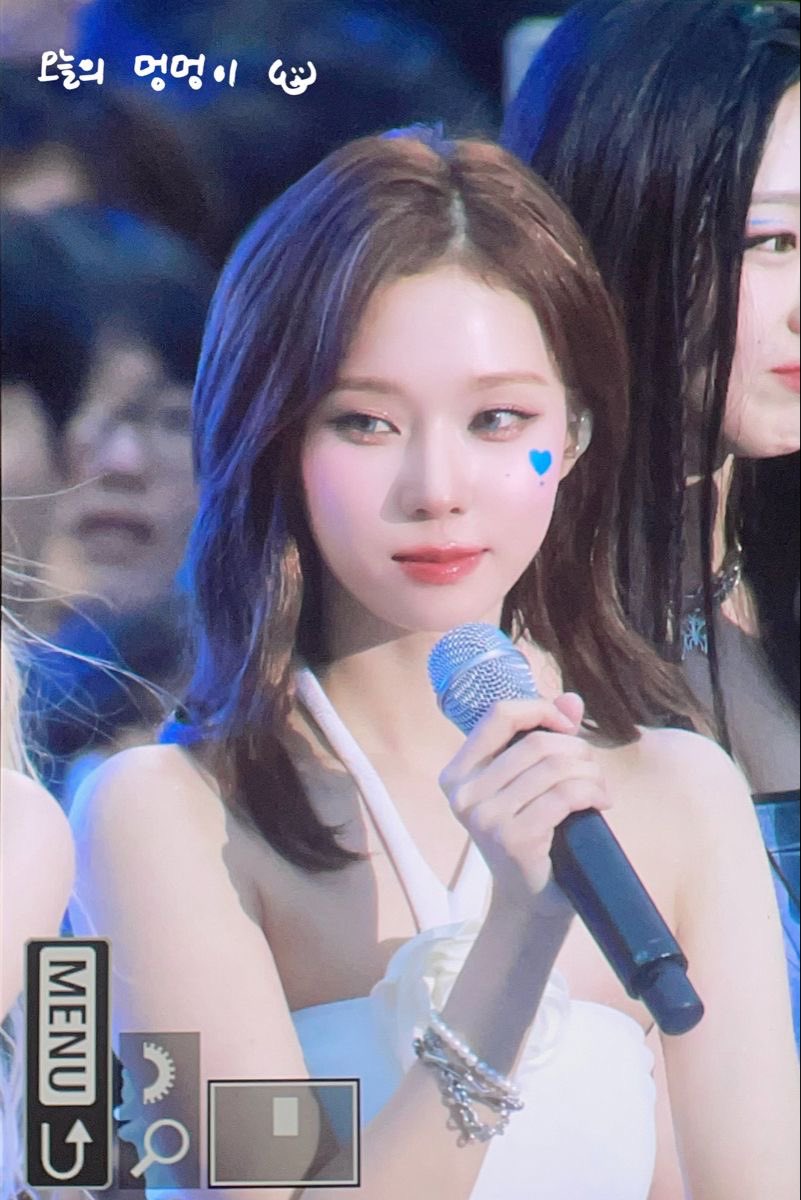 oishaniaa's tweet photo. Aku minta maaf juga kalau selama ini aku jadi ct kalian banyak ga becus nya jadi ct, semoga kalian maafin aku ya. Aku juga berharap semoga kalian tetep mau jadi temenku ya? Terimakasih ecri! Lanjut ama sekar ya.” Memberikan microphone kepada sekar @fromthewritter https://t.co/Q7mYhmnIPC