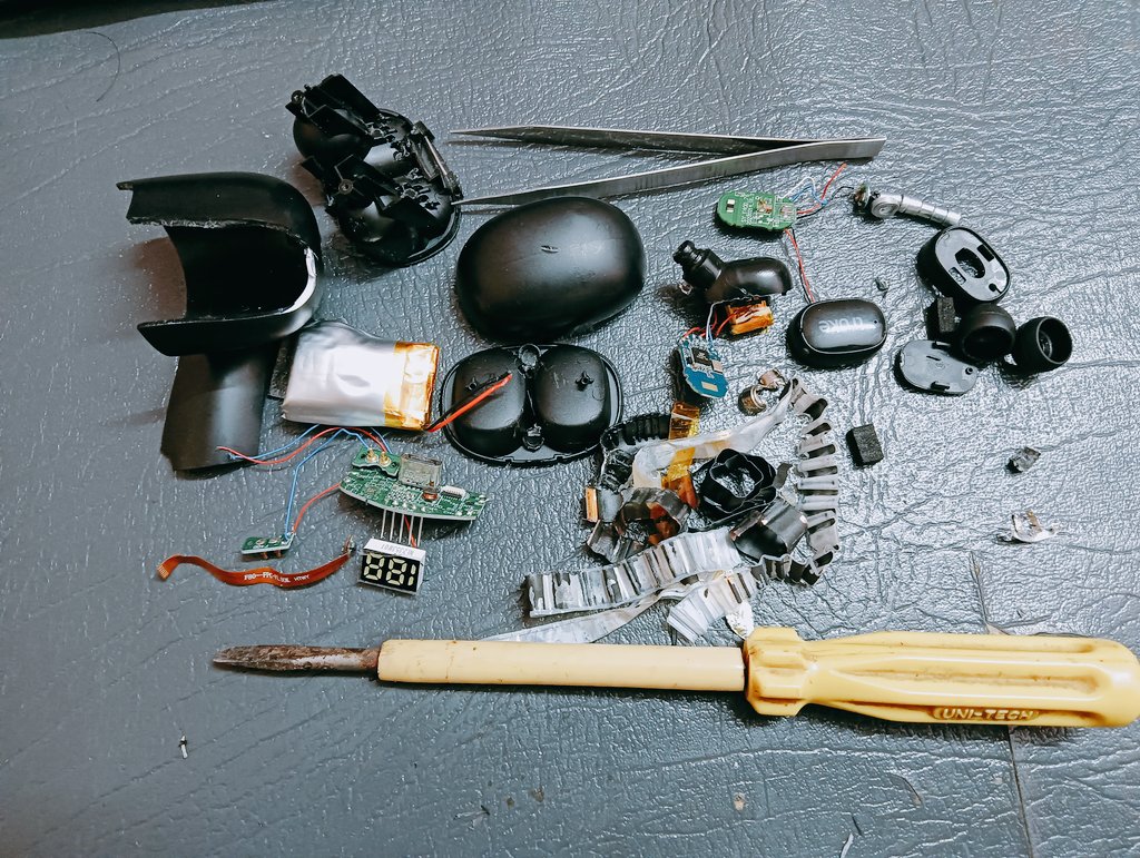 Sanchanaa2's tweet photo. Romba naal ah charge eh aagadha oru Bluetooth earphone ah piruchi paathachu!!! All thanks to PC-DOC Nandha bro!! Neengalum A2D channel illa andha curiosity vandhurukaadhu. Yedhu yenna nu theriyala but piruchi paaka nalla irundhuchu!!! https://t.co/tPKjQD2BkJ