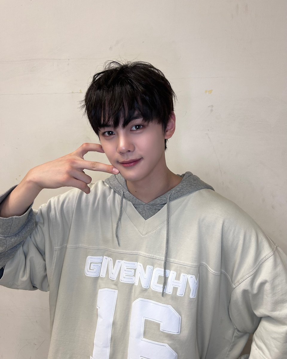 ZB1_jp's tweet photo. _𝗭𝗘𝗥𝗢𝗙𝗢𝗖𝗨𝗦

NHK 「Venue101」💚

#KIMGYUVIN #キムギュビン
#PARKGUNWOOK #パクゴヌク
#HANYUJIN #ハンユジン

#ZEROBASEONE #ZB1
#ゆらゆら_運命の花
#YURA_YURA https://t.co/qgSaiinOV2