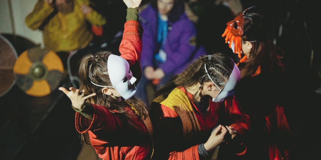 musicinkirklees's tweet image. The spectacular, Beowulf created for #KYOM23 by @ProperJobTheatr, brought monsters, warriors and dragons to Huddersfield. With an adaption by poets and music by Leighton Jones and Supriya Nagarajan, this ambitious piece brought people together from across Kirkleess and beyond.